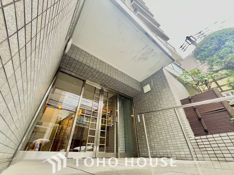 エントランス 大きく開け放たれた壮大な景色。都内にいることを忘れさせてくれる自然豊かな分譲地。風がそよぎ、青空が歌い、太陽が微笑んでくれる幸せな住まい。