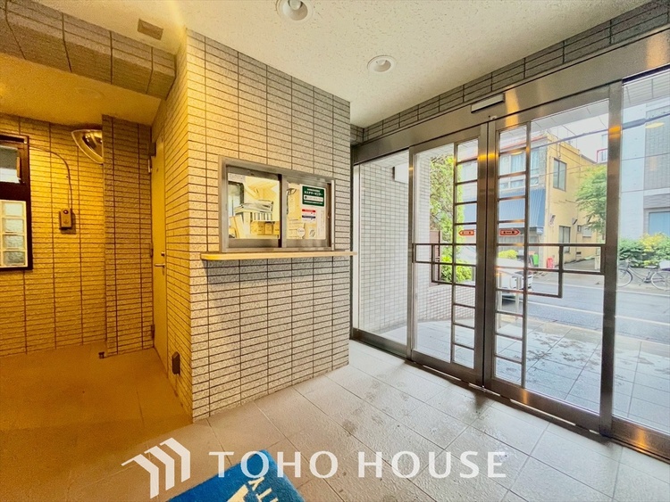 エントランス 青空とサンシャインに抱かれた眩い住まい。光り輝く太陽光を抱き、体の芯からあたたまるお住まいです。バルコニーに出て、自然の風に包まれるのも気持ちいいですね。