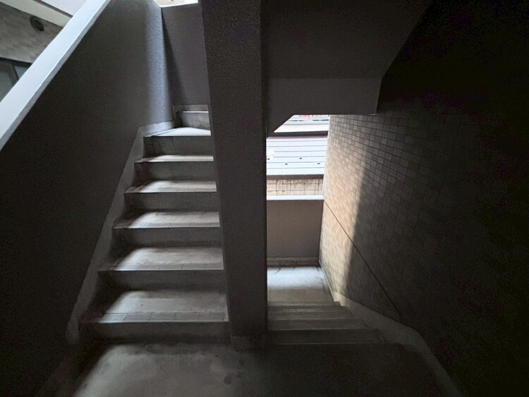 設備 共用部の階段です。明るく清潔に管理されています。