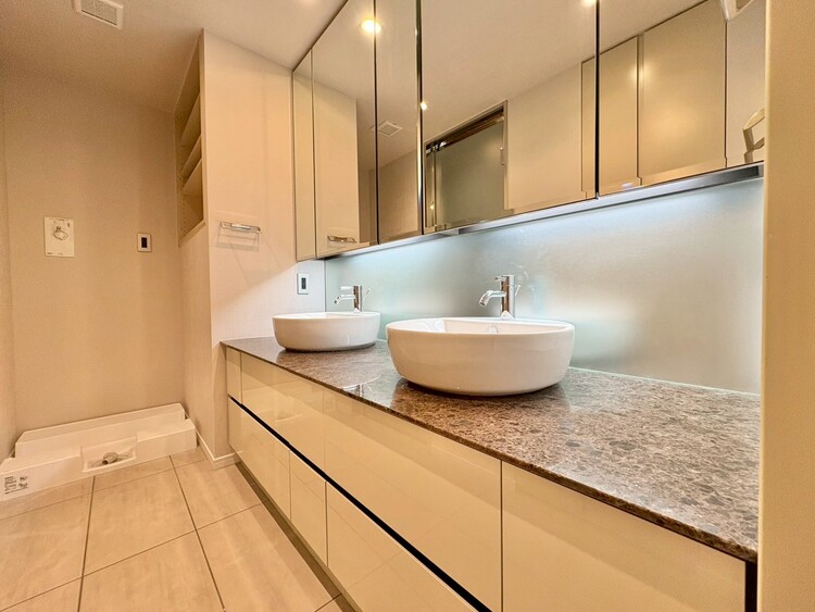 その他 清潔感を感じられる洗面化粧台。