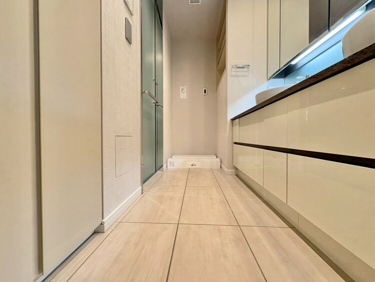 その他 十分な広さの脱衣所。