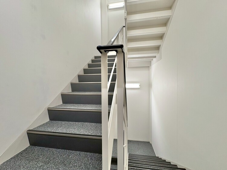 その他 共用部の階段です。明るく清潔に管理されています。