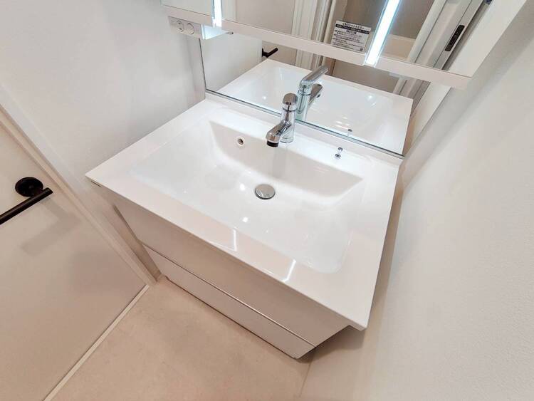 その他 清潔感を感じられる洗面化粧台。