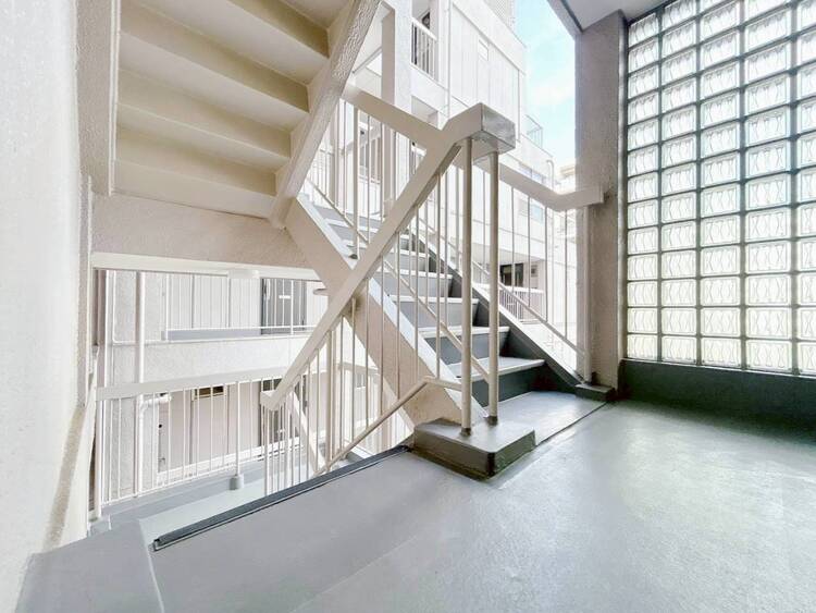 その他 共用部の階段です。明るく清潔に管理されています。