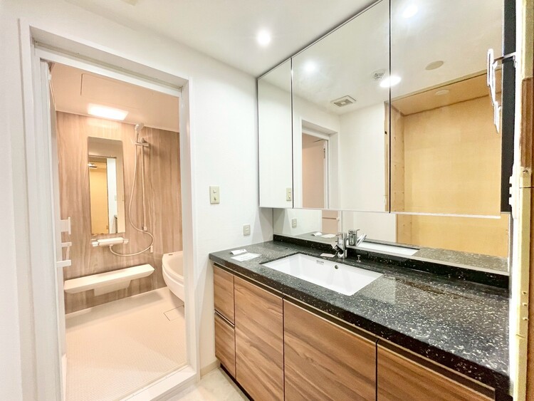 その他 清潔感を感じられる洗面化粧台。