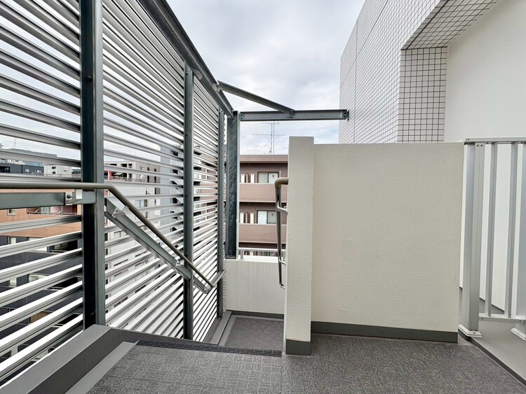 その他 共用部の階段です。明るく清潔に管理されています。