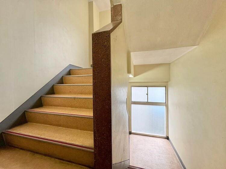 その他 共用部の階段です。明るく清潔に管理されています。