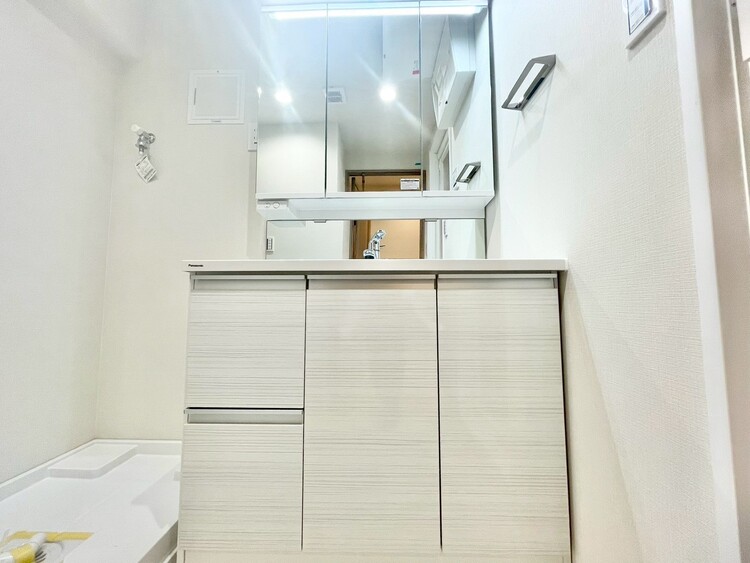 その他 清潔感を感じられる洗面化粧台。