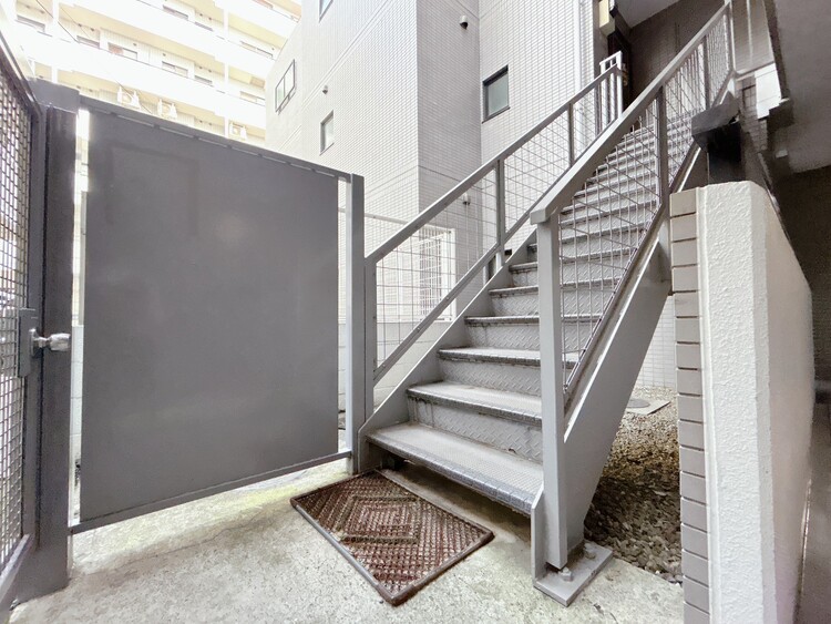 その他 共用部の階段です。明るく清潔に管理されています。