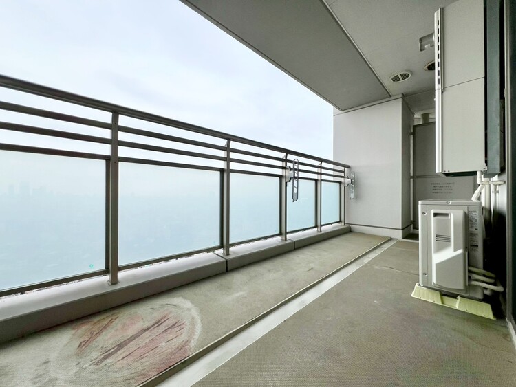 バルコニー 朝の澄んだ空気や、夕方に吹く清々しい風を感じられるバルコニー。