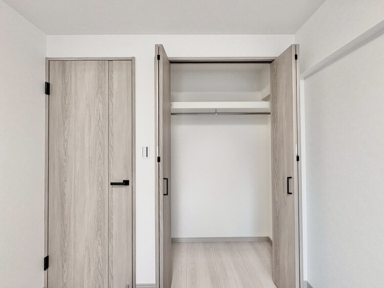 収納 家電やスーツケース、ストック品など何でも片付く嬉しい空間です。