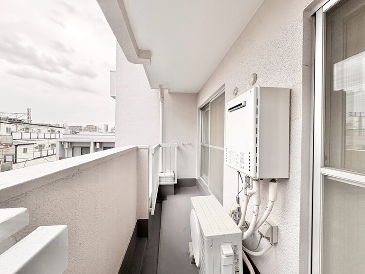 バルコニー 朝の澄んだ空気や、夕方に吹く清々しい風を感じられるバルコニー。