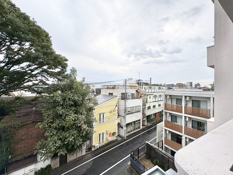 バルコニー 眺望や窓からの景色が良いと、家で過ごす時間も快適です。