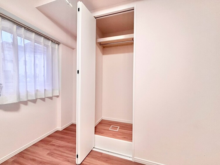 収納 家電やスーツケース、ストック品など何でも片付く嬉しい空間です。