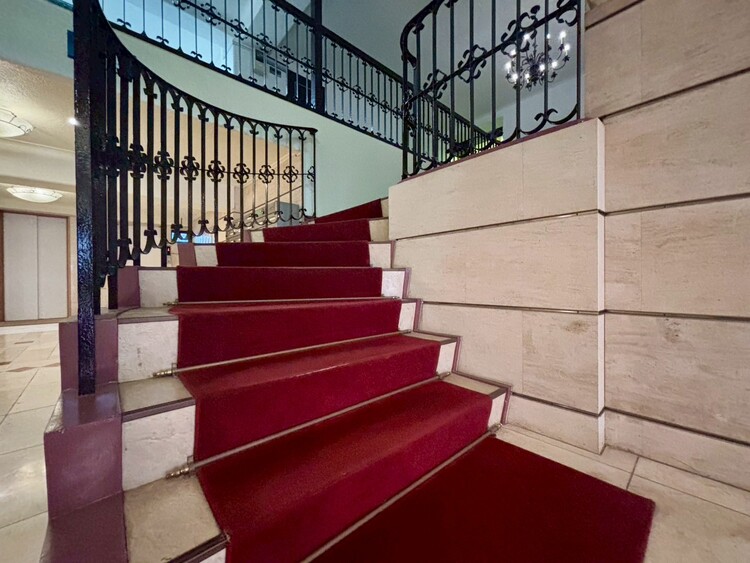 設備 共用部の階段です。明るく清潔に管理されています。