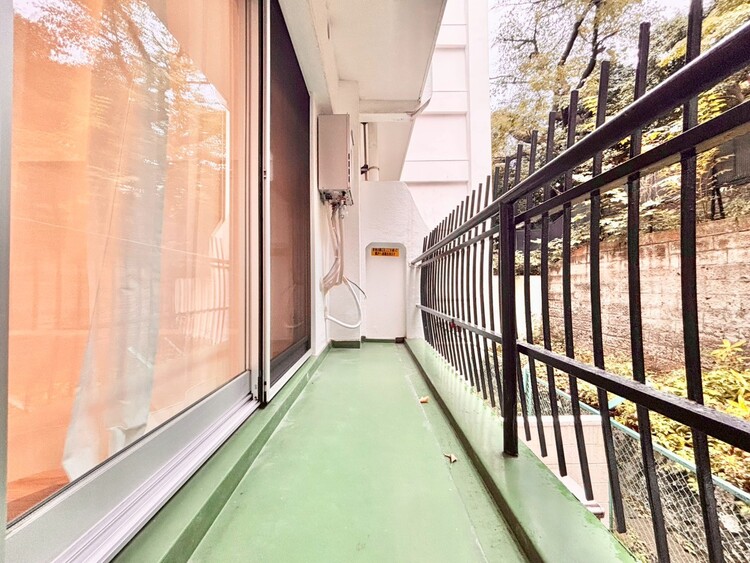 バルコニー 朝の澄んだ空気や、夕方に吹く清々しい風を感じられるバルコニー。