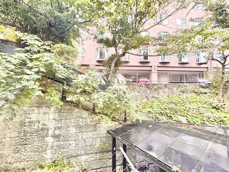 バルコニー 眺望や窓からの景色が良いと、家で過ごす時間も快適です。