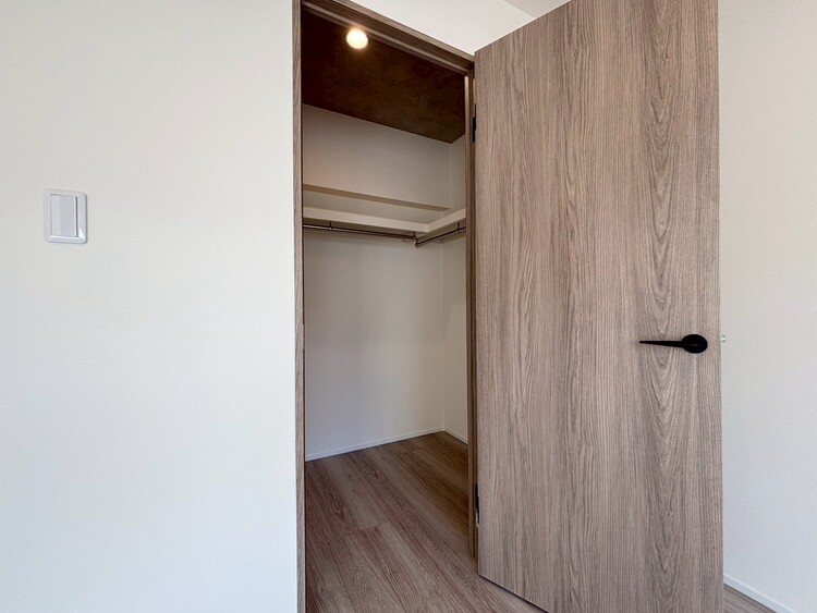 収納 家電やスーツケース、ストック品など何でも片付く嬉しい空間です。