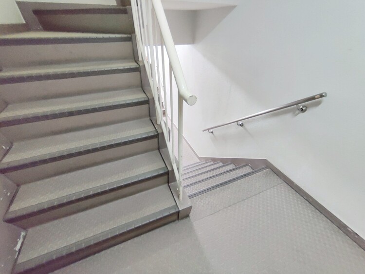 設備 共用部の階段です。明るく清潔に管理されています。