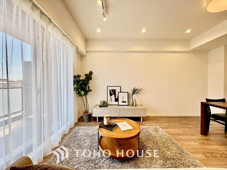 内装 【LIVING】◆陽光◆が差し込む。この開放的なLDKに家族の笑顔が集う。家族が一緒に過ごす空間は明るく、そして居心地よく。