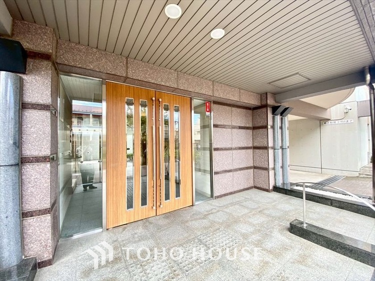 エントランス 【ENTRANCE】◆家族◆家で家族と過ごす時間は限られている。帰りを待つ家族の元へと急ぐときの弾む思い。そんな思いを引き立てる邸宅。