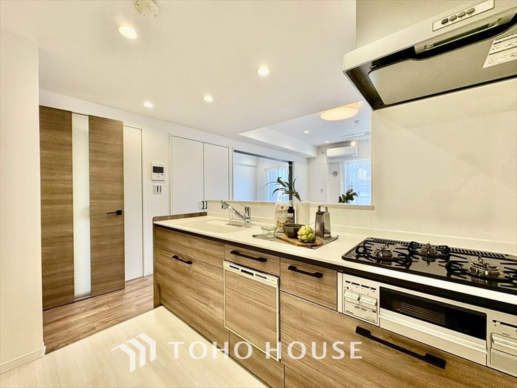 キッチン 【KITCHEN】◆ワクワク◆開放的で機能性も高いシステムキッチン。お子様は毎日のご飯にワクワク