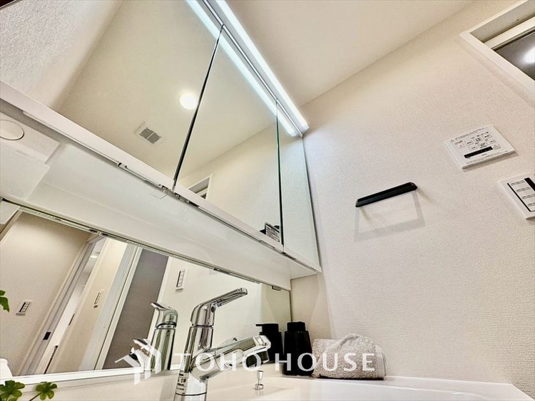 洗面 【WASHROOM】◆快適◆煌びやかな暮らしの中にも忘れたくない快適さ。大きな収納が助けてくれます