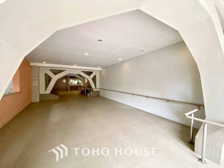 エントランス 【ENTRANCE】◆家族◆家で家族と過ごす時間は限られている。帰りを待つ家族の元へと急ぐときの弾む思い。そんな思いを引き立てる邸宅。