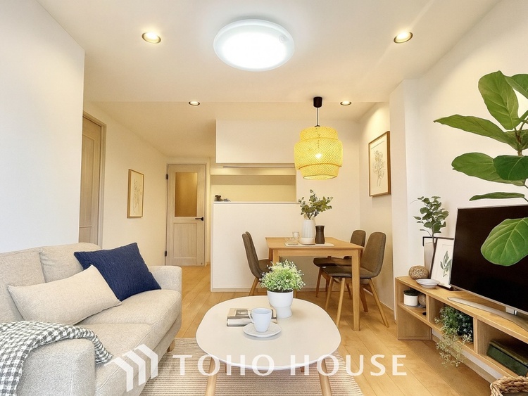 内装 【LIVING】◆煌びやか◆愛おしい家族との団欒の時間をより一層幸せなものに感じさせる煌びやかなLDK。輝かしい毎日が待っています。※この画像の家具の配置には、CGによる加工を施しております。