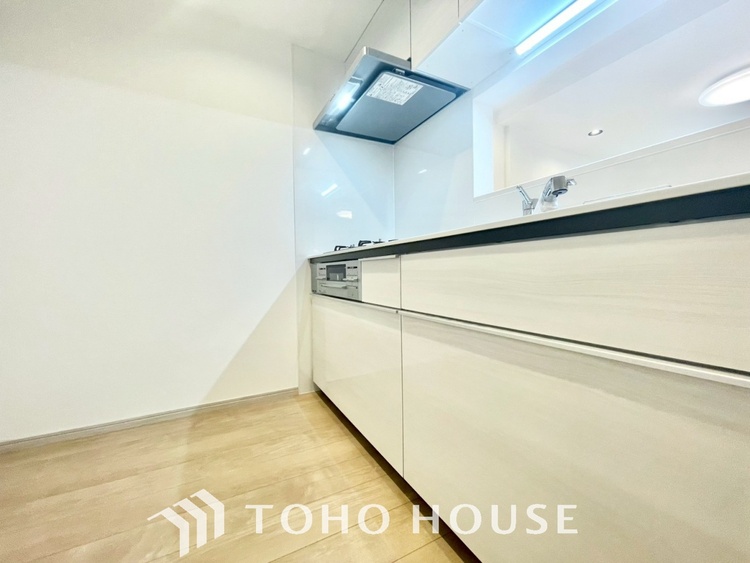 キッチン 【KITCHEN】◆ワクワク◆開放的で機能性も高いシステムキッチン。お子様は毎日のご飯にワクワク！