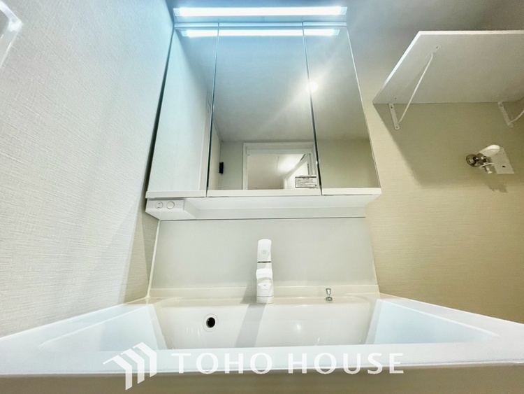 洗面 【WASHROOM】◆快適◆煌びやかな暮らしの中にも忘れたくない快適さ。大きな収納が助けてくれます。