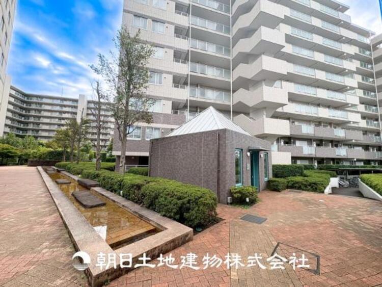 外観 【外観写真】家族の色を映し出す洗練された邸宅は、ずっと輝き続けながらいつしか街の風景に溶け込んでいきます。