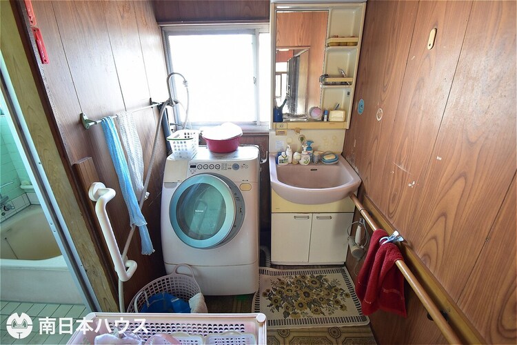 その他 【洗面所】窓付きで湿気の多い水回りも自然換気ができ、衛生的です♪