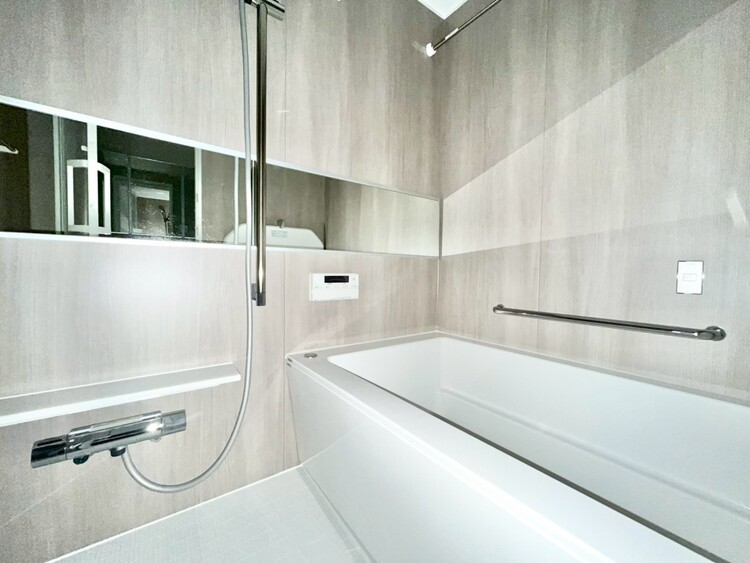 風呂 一日の疲れを癒すバスルームは、心地よいリラックスを叶える清潔感溢れる空間です。※CG加工により家具消しを行っています。