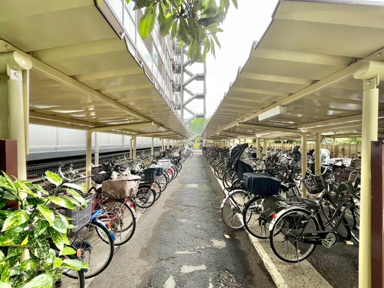 設備 きちんと整備された駐輪場。住む方の心遣いが感じられます。