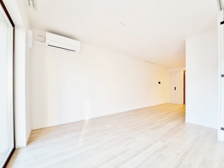 居間 忙しく過ぎゆく日常を置き去るほど、ゆったりした時間が流れるリビング。