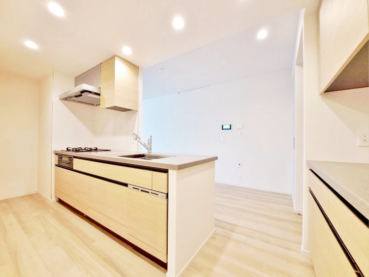 キッチン スマートな意匠と充実の機能を備えたキッチンが、暮らしにおいしい彩りを添えます。