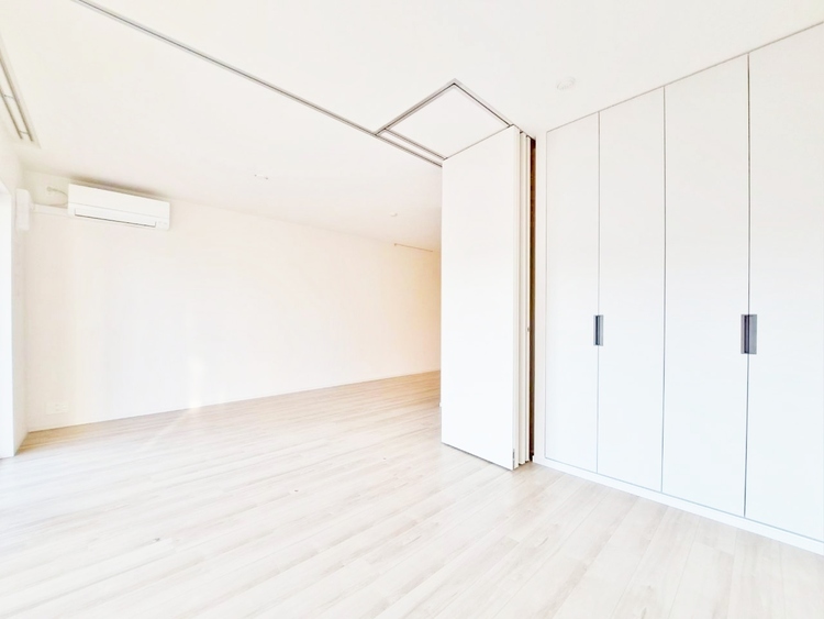 寝室 ベッドも十分に設置するスペースがあります。