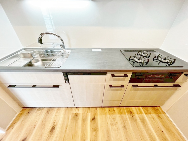 キッチン スマートな意匠と充実の機能を備えたキッチンが、暮らしにおいしい彩りを添えます。