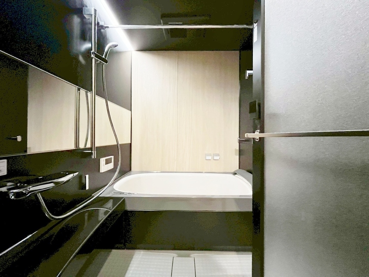 風呂 一日の疲れを癒すバスルームは、心地よいリラックスを叶える清潔感溢れる空間です。