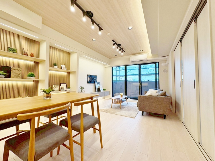 居間 忙しく過ぎゆく日常を置き去るほど、ゆったりした時間が流れるリビング。