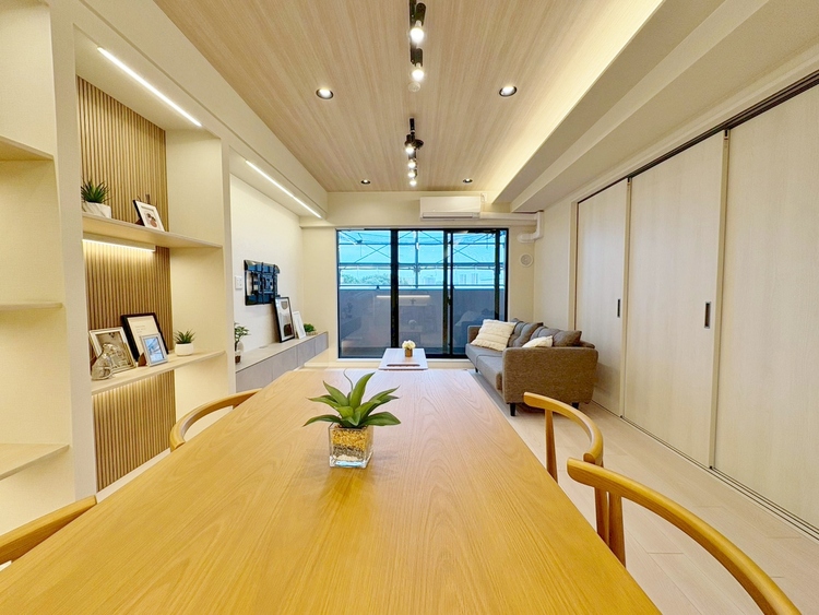 居間 居心地の良い空気感は、暮らしのステージを彩り、心からのやすらぎと満足感を与えてくれます。