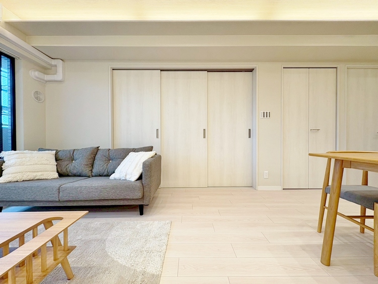 居間 飾り過ぎないシンプルな内装と偏り過ぎないデザインで統一しました。