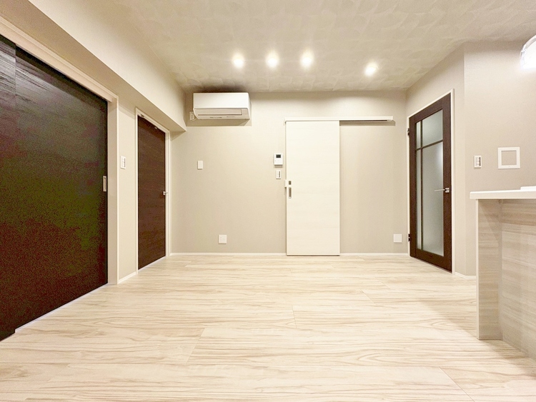 居間 忙しく過ぎゆく日常を置き去るほど、ゆったりした時間が流れるリビング。