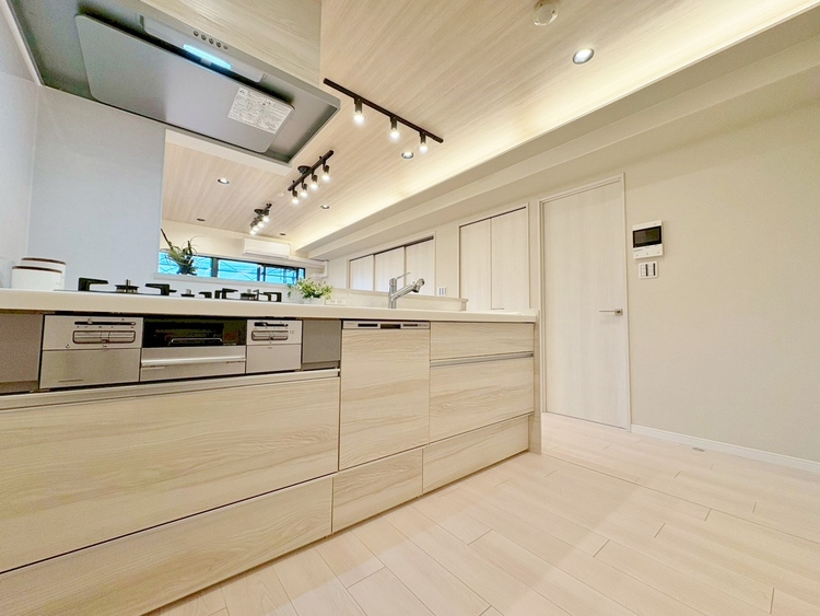 キッチン スマートな意匠と充実の機能を備えたキッチンが、暮らしにおいしい彩りを添えます。