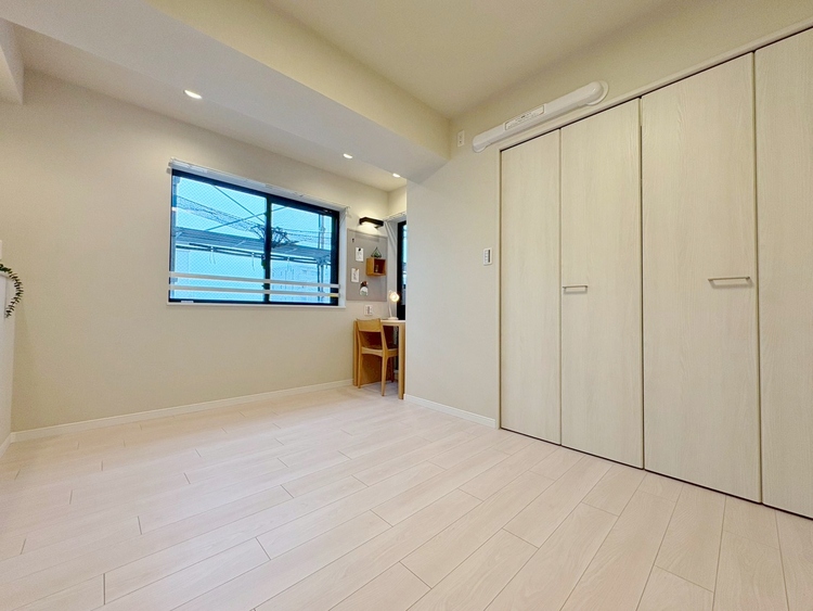 寝室 ベッドも十分に設置するスペースがあります。