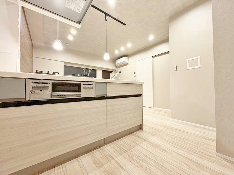 キッチン スマートな意匠と充実の機能を備えたキッチンが、暮らしにおいしい彩りを添えます。