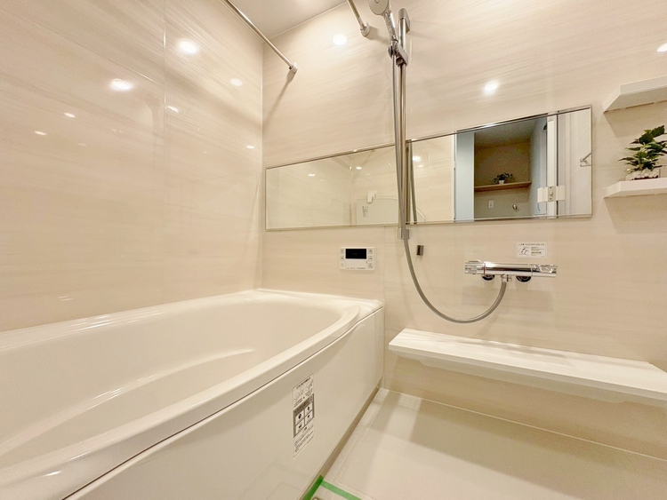 風呂 一日の疲れを癒すバスルームは、心地よいリラックスを叶える清潔感溢れる空間です。