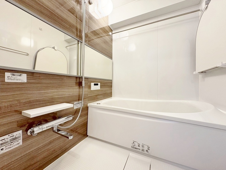 風呂 一日の疲れを癒すバスルームは、心地よいリラックスを叶える清潔感溢れる空間です。