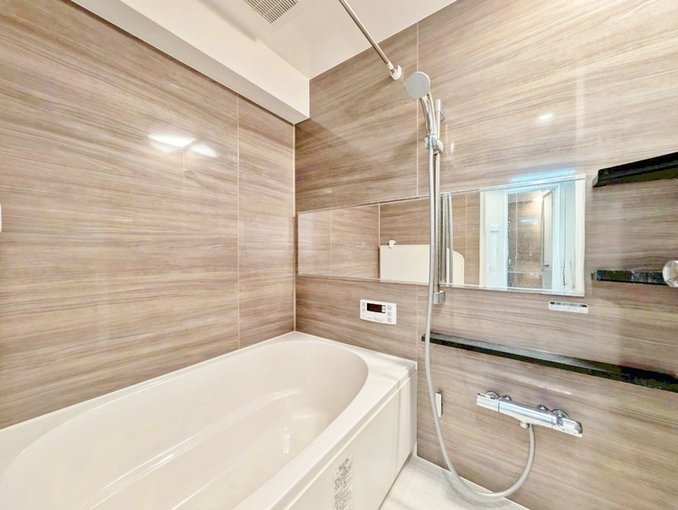 風呂 一日の疲れを癒すバスルームは、心地よいリラックスを叶える清潔感溢れる空間です。